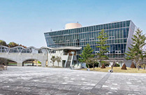 �{�ݎʐ^�F�{���w ��a�L�����p�X �O���E���h��